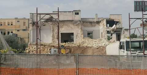 Bari, Villa Vera: ripresi i lavori per la demolizione dell'edificio liberty di via Amendola